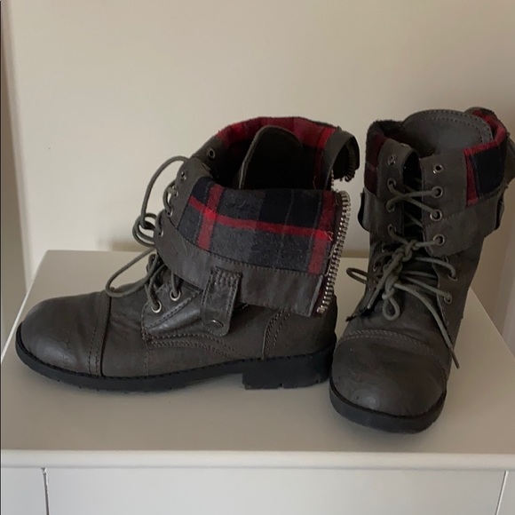 Shoes - Picture 2 of 5